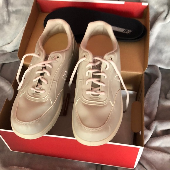 nike wide walking shoes